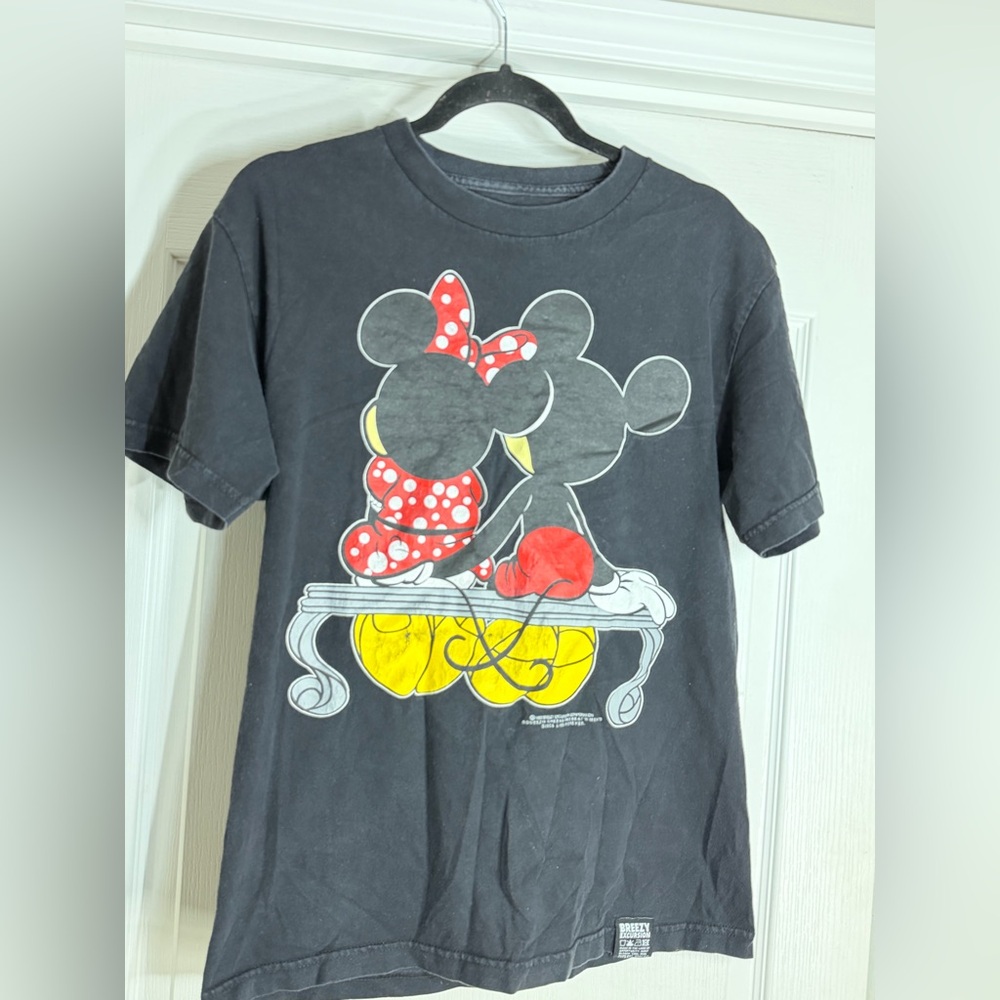 Vintage Breezy Excursion Black Tee with Cartoon Couple Design Size M